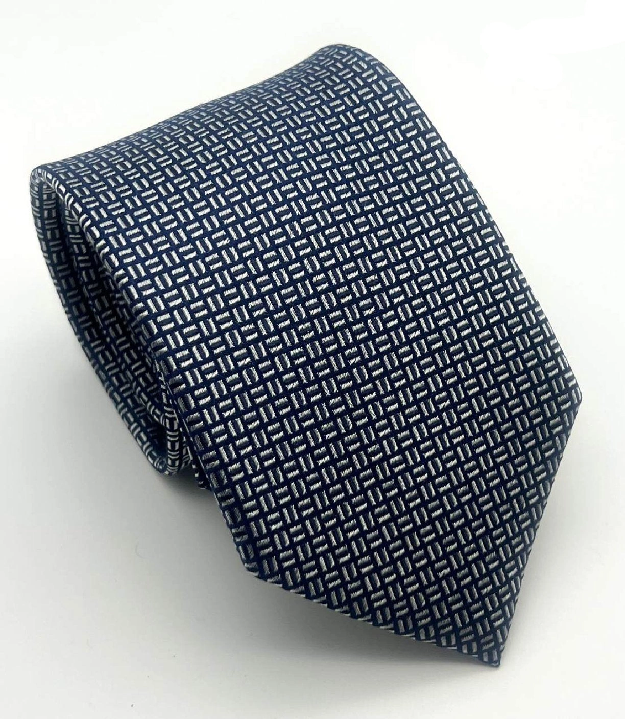 Cravatta in seta classica per uomo: eleganza senza tempo per ogni occasione speciale.
